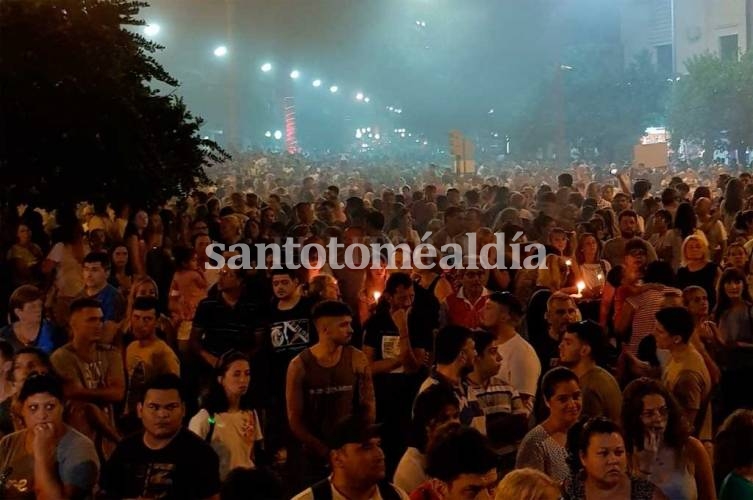 Unos cinco mil vecinos se movilizaron al frente del Palacio Municipal. (Foto: El Litoral)