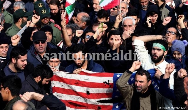 Manifestantes en una protesta en contra de la muerte de Soleimani en Teherán. (Foto: Reuters)
