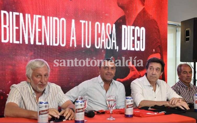 Osella, junto a Alonso, Darrás y Ferraro, en la conferencia de prensa. (Foto: El Litoral)