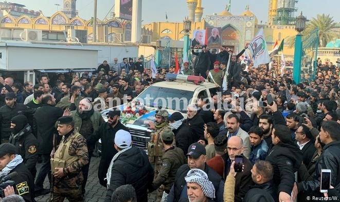 Una multitud junto al cortejo fúnebre de Soleimani en Bagdad. (Foto: Reuters)