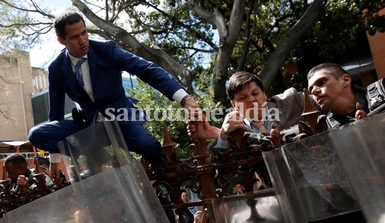 Guaidó intenta ingresar en la Asamblea Nacional. (Foto: El País)