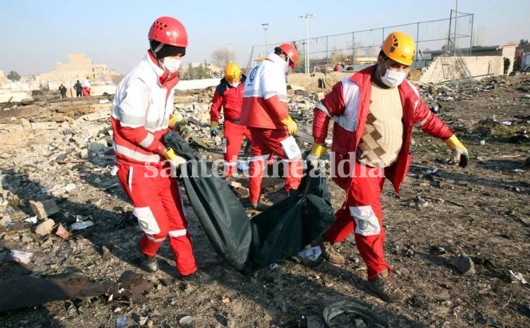 Personal de la Cruz Roja de Irán trabajó en el rescate de los cuerpos. (Foto: Cruz Roja de Irán)