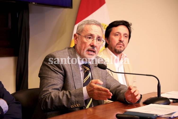 El ministro Sain durante la conferencia de prensa. (Foto: Gobierno)