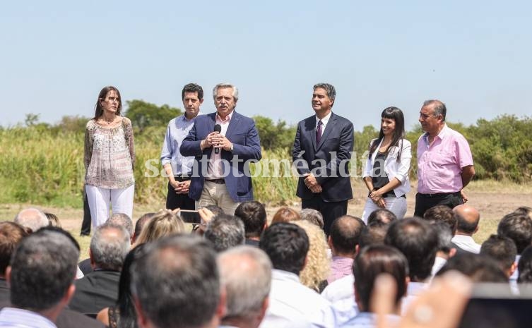 Además de funcionarios provinciales, acompañaron a Fernández los ministros De Pedro y Bielsa. (Foto: Casa Rosada)