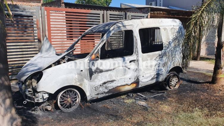 La Renault Kangoo, totalmente dañada por el fuego. (Foto: Santotomealdia)