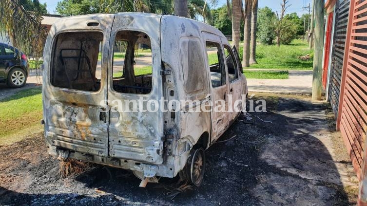 La Renault Kangoo, totalmente dañada por el fuego. (Foto: Santotomealdia)