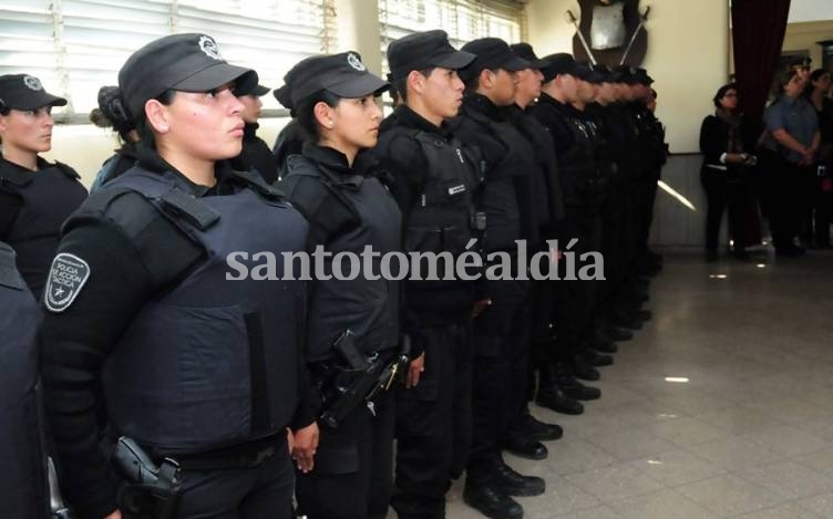 El jefe de Policía de Santa Fe autorizó a los efectivos de la provincia a portar sus armas listas para disparar. (Foto: archivo)