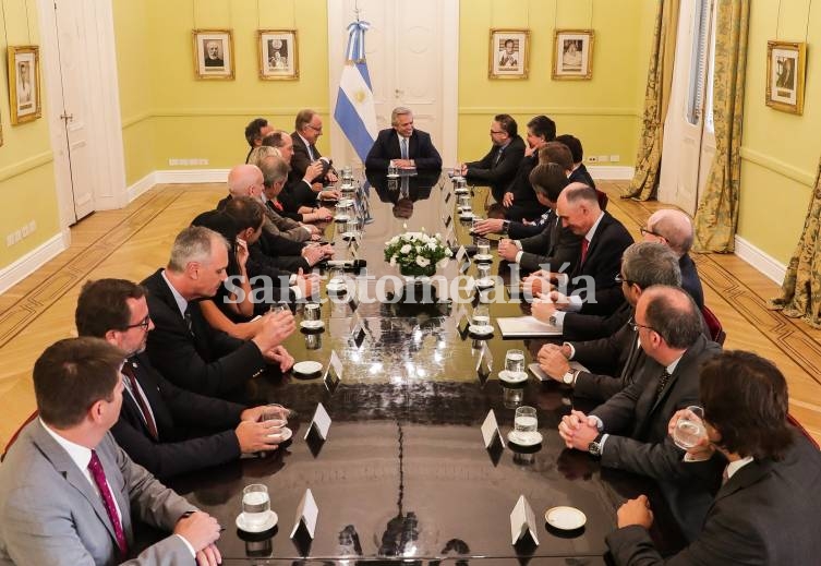 La reunión encabezada por Fernández, junto al Secretario de Energía, y empresarios petroleros. (Foto: Casa Rosada)