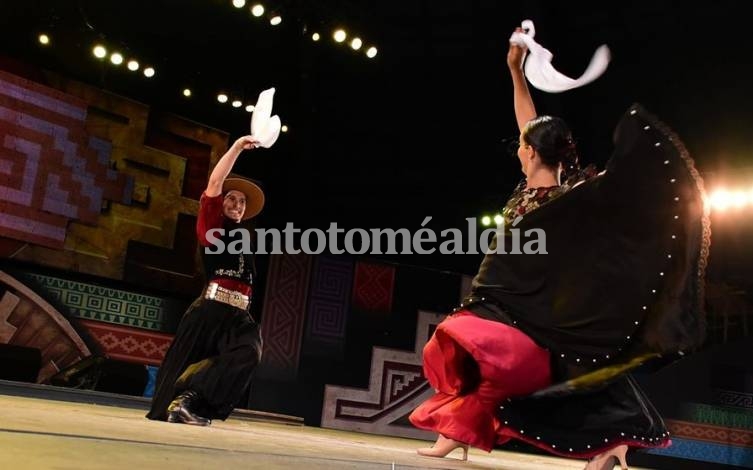 Rubén “Teto” Forlín y Florencia Passoni, ganadores en Pareja de Baile Estilizada. (Foto: Cosquín 2020)