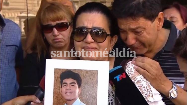 Graciela Sosa y Silvino Báez reclamaron justicia por su hijo de 19 años, que murió tras una fatal golpiza en la ciudad balnearia. (Foto: TN)