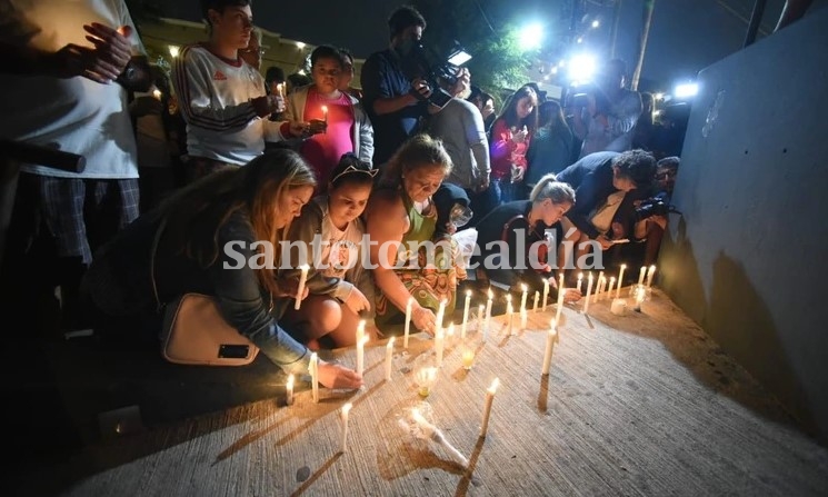 Este lunes por la noche hubo una marcha de velas blancas para pedir justicia por el asesinato. (Foto: Infobae)