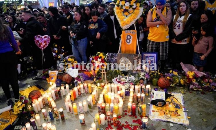 Afuera del Staples Center, la gente se congregó por la muerte de Kobe Bryant. (Foto: NA)