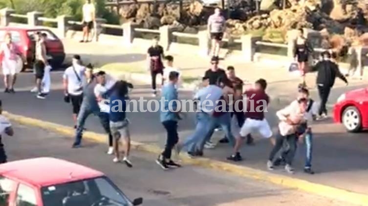 Argentinos y uruguayos se pelearon a trompadas a la salida de un boliche. (Captura de video)