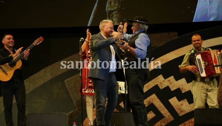 El intendente de Cosquín premió con el “Camín” a Vera Cruz. (Foto: Prensa Orlando Vera Cruz)