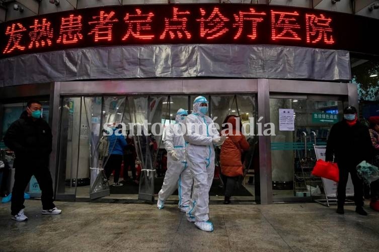 Personal médico en la sede de la Cruz Roja en la ciudad de Wuhan, donde irrumpió el brote de Coronavirus.  (Foto: AFP)