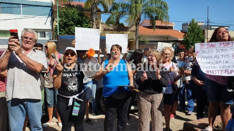 Vecinos de distintos barrios se manifestaron frente al Municipio 
