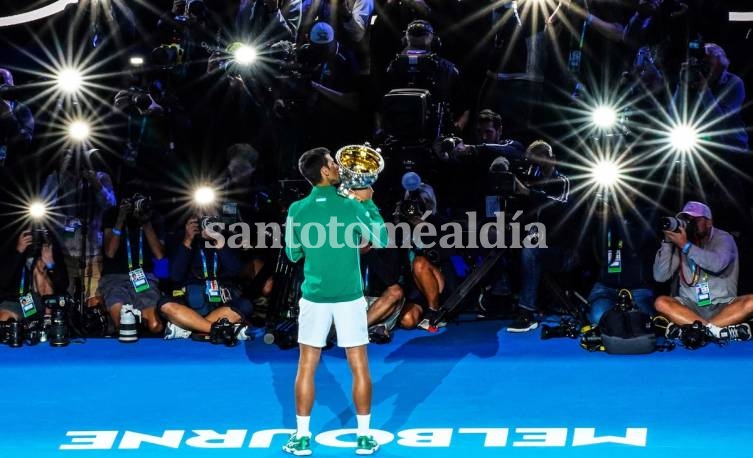 Djokovic besa el trofeo del Abierto de Australia. (Foto: EFE)