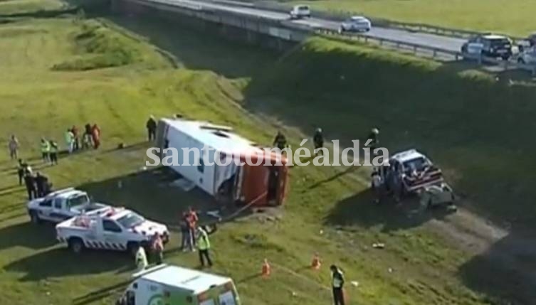 Volcó un micro en la ruta 2: confirman 2 muertos y una decena de heridos