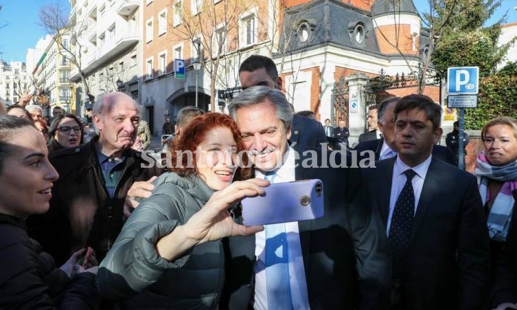 Alberto Fernández ya está en España