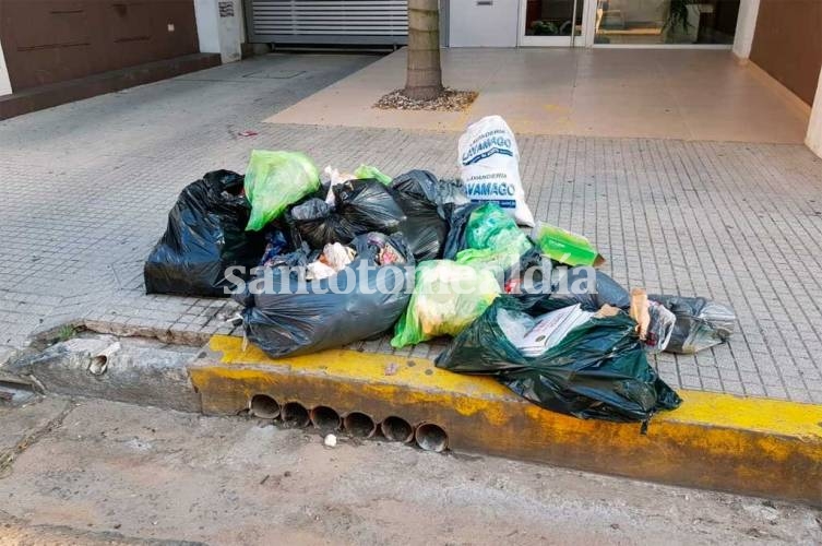 Bolsas en el piso y olor nauseabundo en varios sectores de la capital. (Foto: El Litoral)