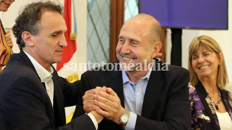 Gabriel Katopodis y Omar Perotti, tras la firma del compromiso. (Foto: Gobierno)