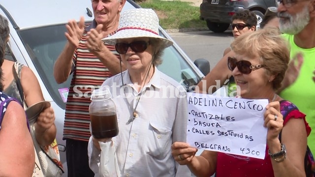 Con pancartas y muestras de agua, los vecinos volvieron a reclamar frente al municipio. 