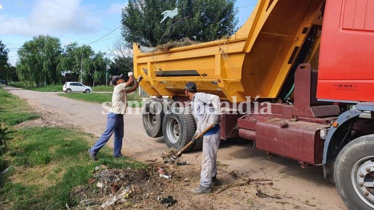 Según enunciaron desde el Municipio, cinco camiones y una decena de trabajadores se ocuparon de la recolección de ramas y basuras generales.