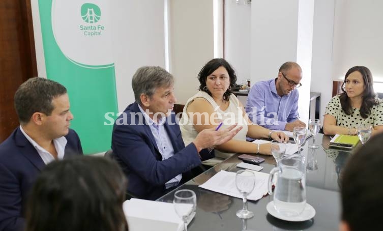 La reunión fue encabezada por Emilio Jatón y Carolina Piedrabuena, la secretaria de Hacienda santafesina. (Foto: Municipalidad de Santa Fe)