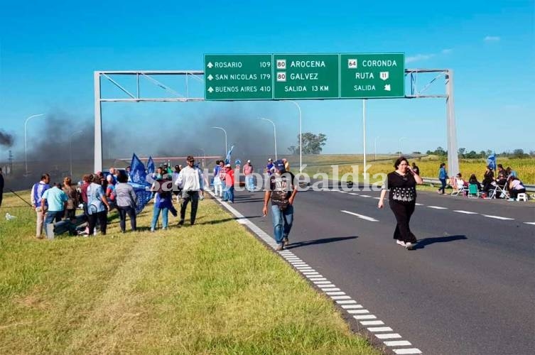 Desde las 7 de la mañana, los trabajadores municipales de Coronda cortaron la autopista Santa Fe - Rosario. (Foto: El Litoral)