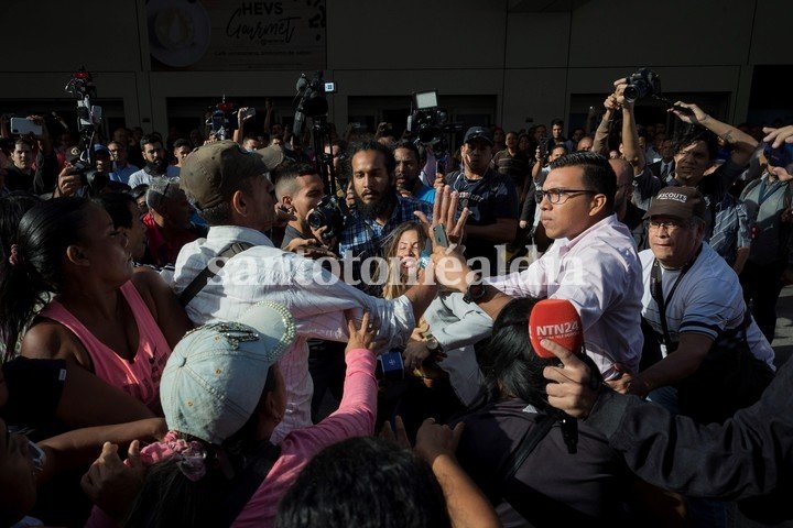 Juan Guaidó regresó a Venezuela, entre agresiones e insultos. (Foto: Clarín)
