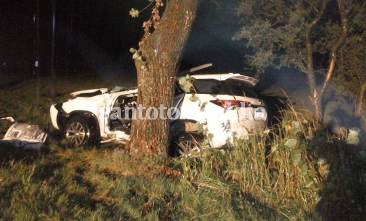 Cinco personas viajaban en el vehículo que chocó con un árbol. (Foto: Santa Fe Emergencias)