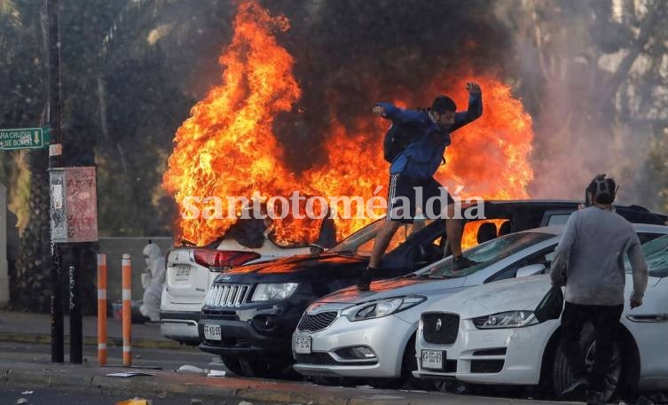 Un centenar de personas protagonizó una serie de incidentes en los alrededores de la Quinta Vergara. (Foto: AFP)