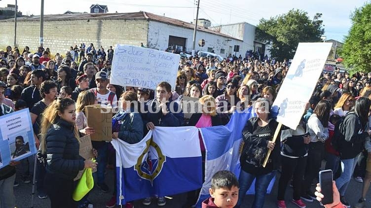 Cientos de personas participaron de una movilización en el centro de Puerto Deseado. (Foto: Télam)
