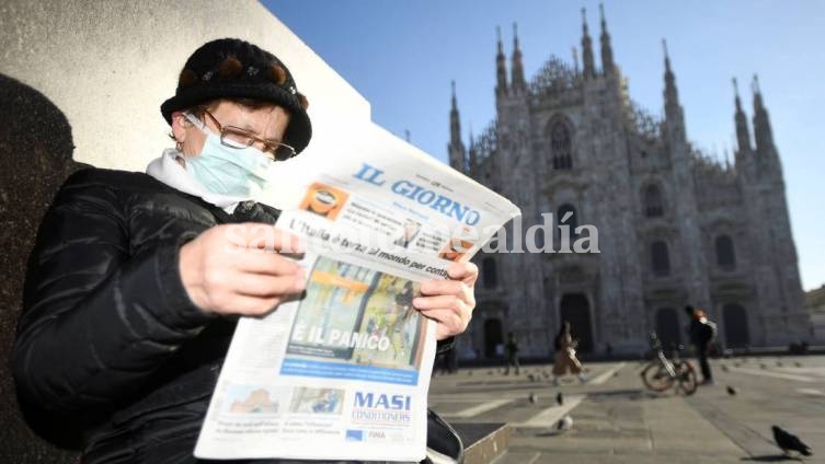 Una mujer cerca de la catedral del Duomo, en Milán, cerrada por las autoridades debido al brote del coronavirus. (Foto: RT)