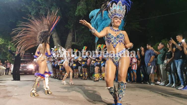 Ritmo, color y una convocatoria multitudinaria en la primera noche de los Carnavales Santotomesinos