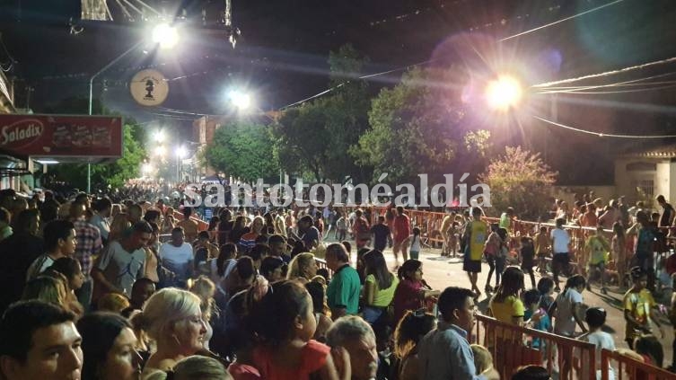 Convocatoria multitudinaria en la primera noche de los Carnavales Santotomesinos.