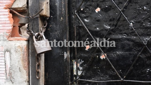 La puerta de la vivienda ubicada en Garibaldi al 200 recibió múltiples impactos de bala.  (Foto: La Capital)
