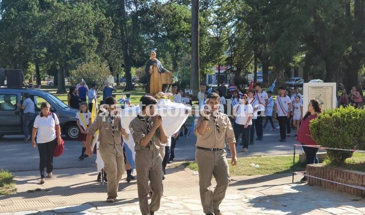 La procesión llegó, desde el Municipio, a la Parroquia Inmaculada. (Foto: Santotomealdia)