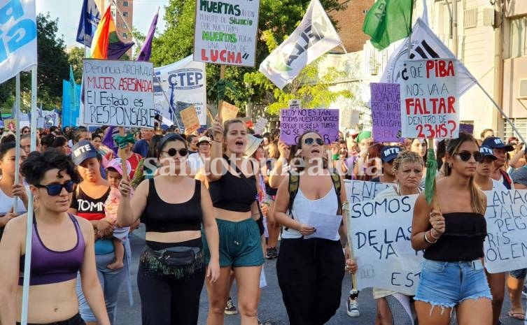 Multitudinaria movilización de mujeres, lesbianas, travestis y trans en la ciudad de Santa Fe