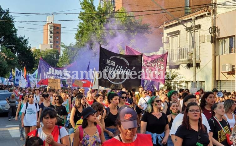 Miles de mujeres marcharon hacia plaza 25 de Mayo. (Foto: Santotomealdia)