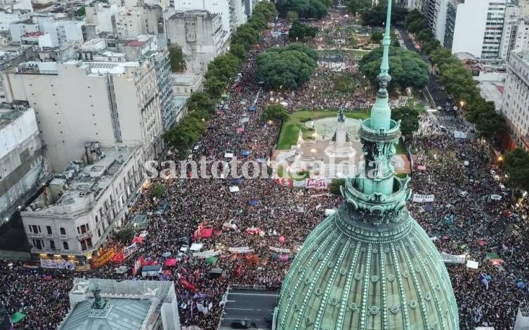 Impactante imagen de la masiva marcha al Congreso Nacional. (Foto: Página 12)
