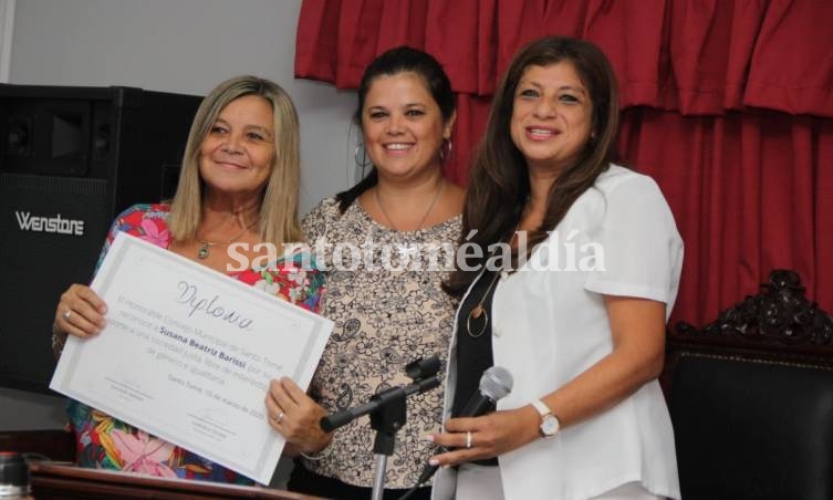 Natalia Angulo, junto a Gabriela Solano, entregaron el reconocimiento a Susana Barissi. 