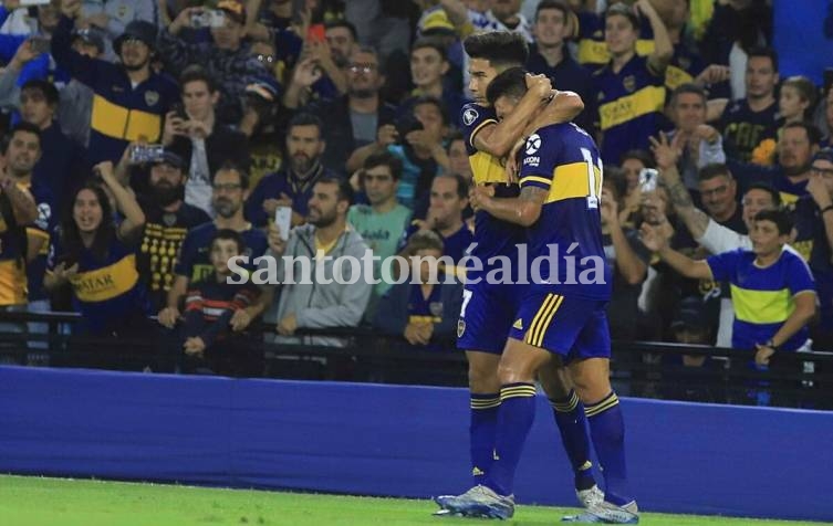 Pol Fernández abraza a Salvio, autor de dos goles. (Foto: NA)