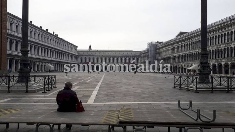 La Plaza San Pedro, cerrada por el Vaticano hasta el 3 de abril, sigue vacía.