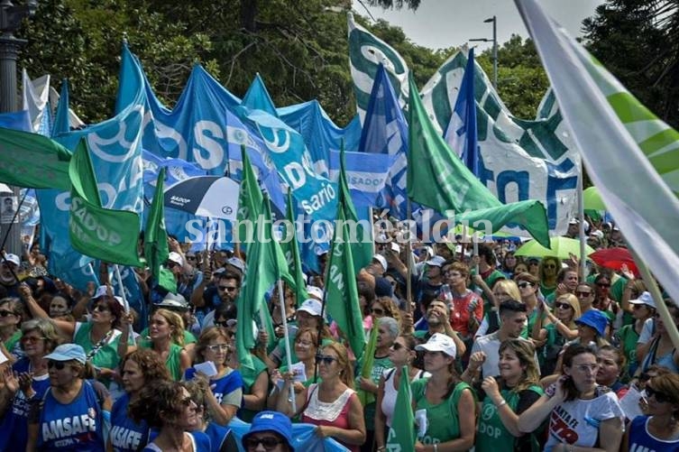 Los docentes públicos y privados se manifestaron frente a Casa de Gobierno.