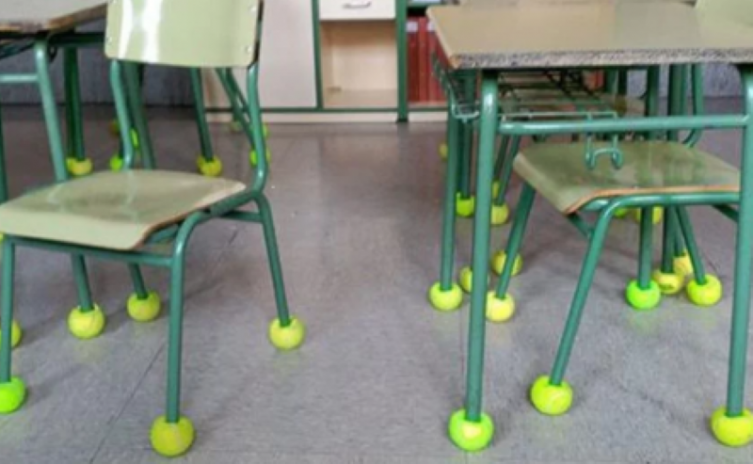 Las pelotitas de tenis servirán para reducir el ruido en las aulas. 