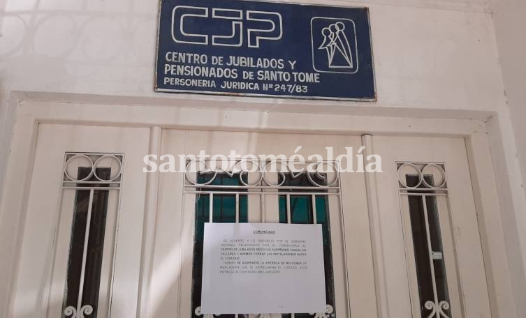 Puertas cerradas en el Centro de Jubilados y Pensionados. (Foto: Santotomealdia)