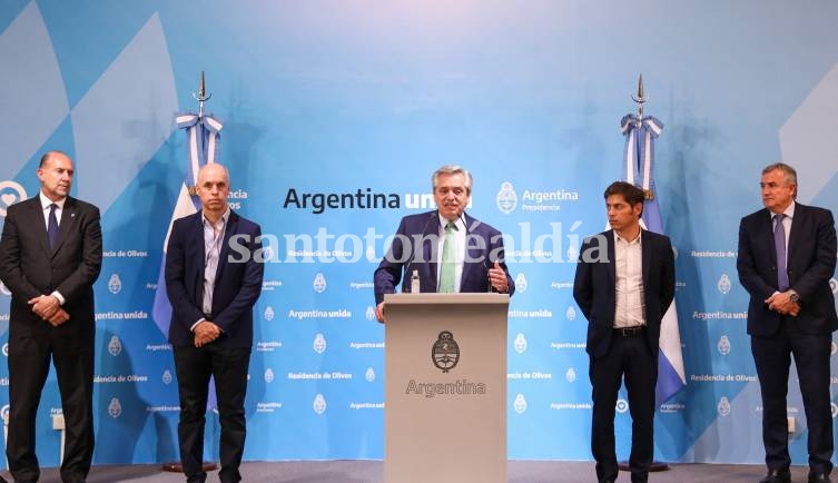 Fernández, durante el anuncio, junto a gobernadores. (Foto: Casa Rosada)