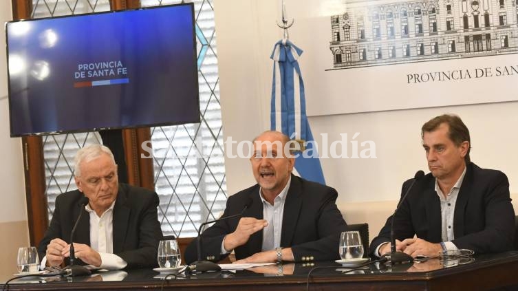 El gobernador brindó una conferencia junto a los ministros Parola y Capitani. (Foto: Gobierno)