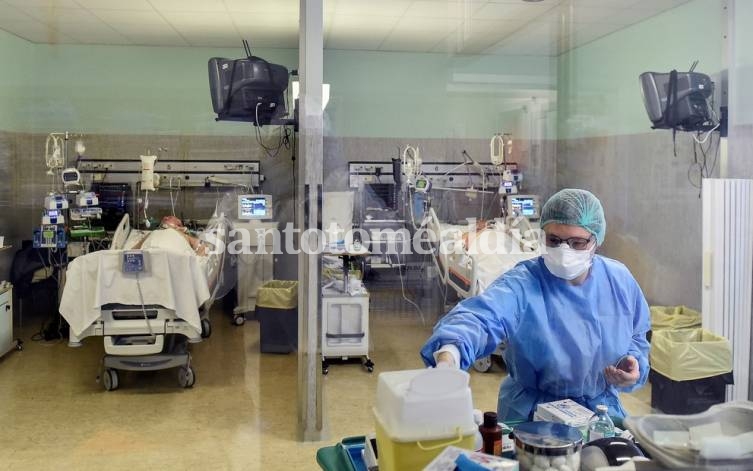 Un trabajador médico trata a pacientes que padecen covid-19 en un hospital de Cremona, Italia. (Reuters)